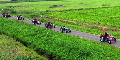 Najaarseditie Oostermoer Oldtimer Trekker Toertocht komt door Orvelte